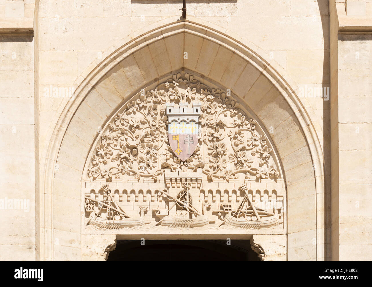 Stemma sopra la porta di ingresso al Palazzo del Vescovo, Narbonne, Occitanie, Francia Foto Stock