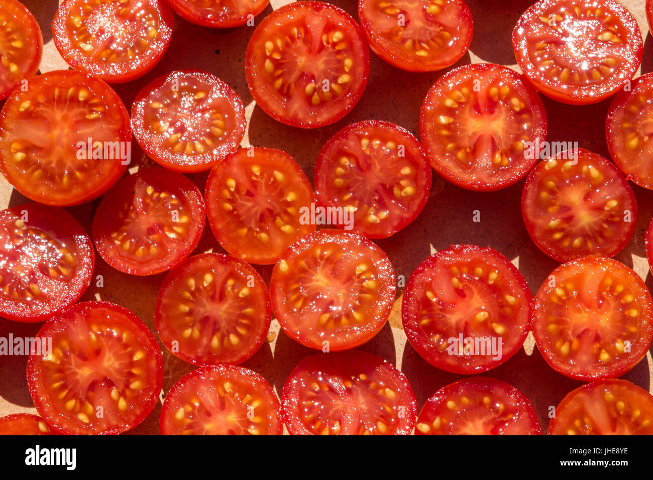 Gli sfondi di molti pomodori con metà sezione Foto Stock
