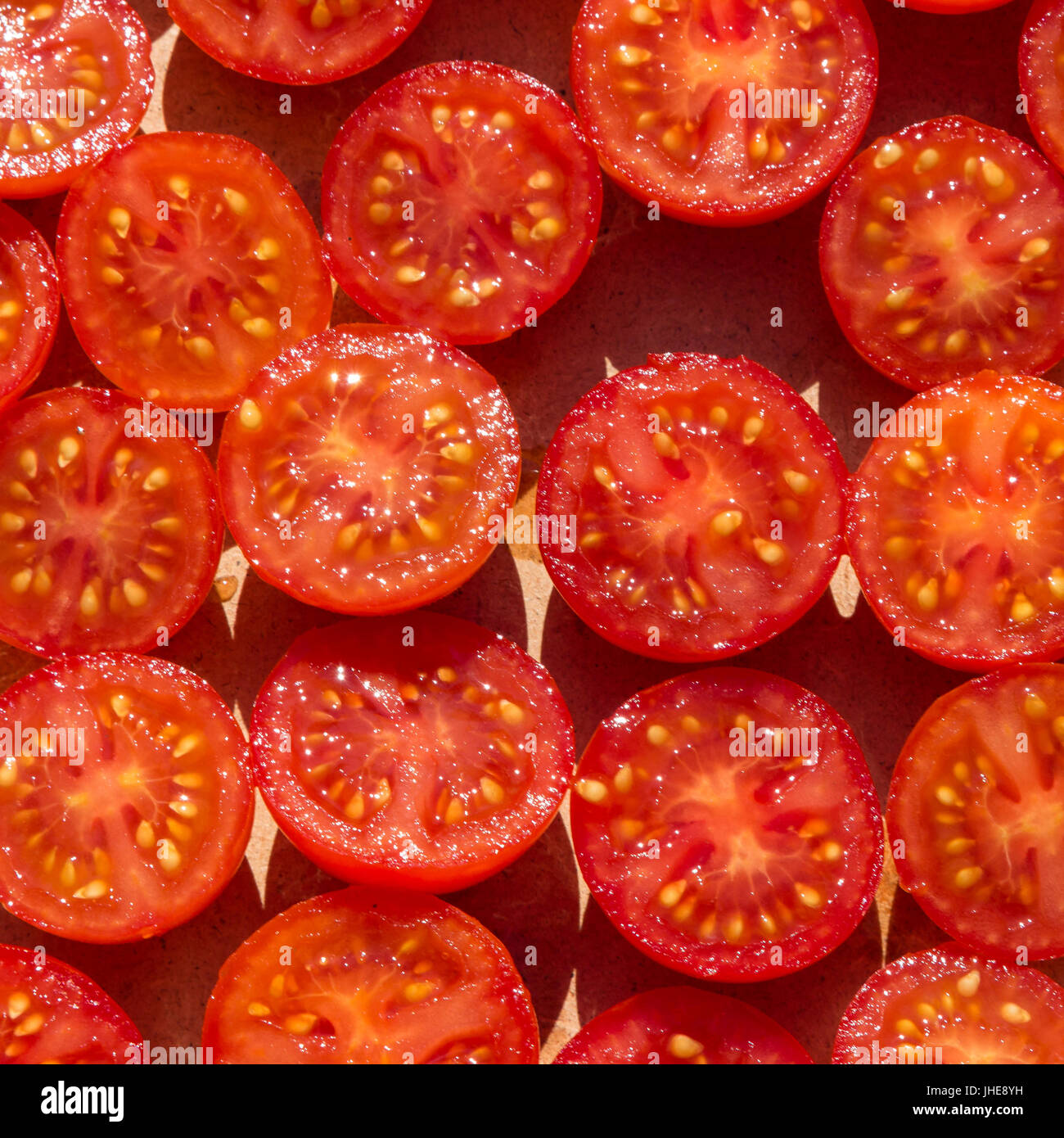 Gli sfondi di molti pomodori con metà sezione Foto Stock