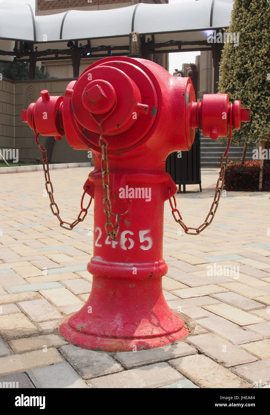 Rosso fuoco idrante in strada Foto Stock