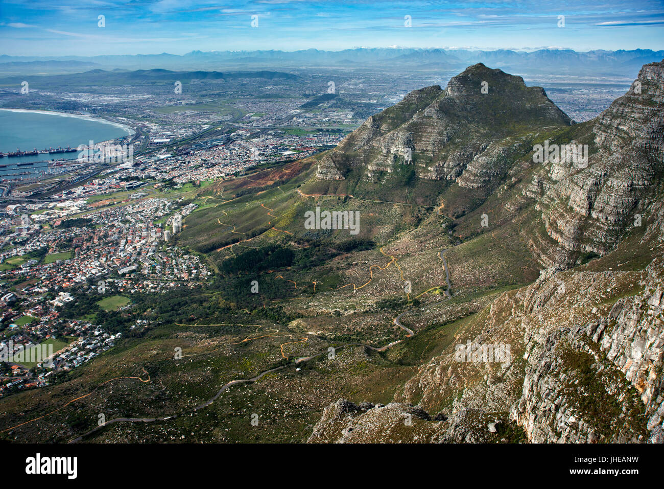 La Table Mountain, vista di Cape Town con testa di leone, Western Cape, Sud Africa Foto Stock