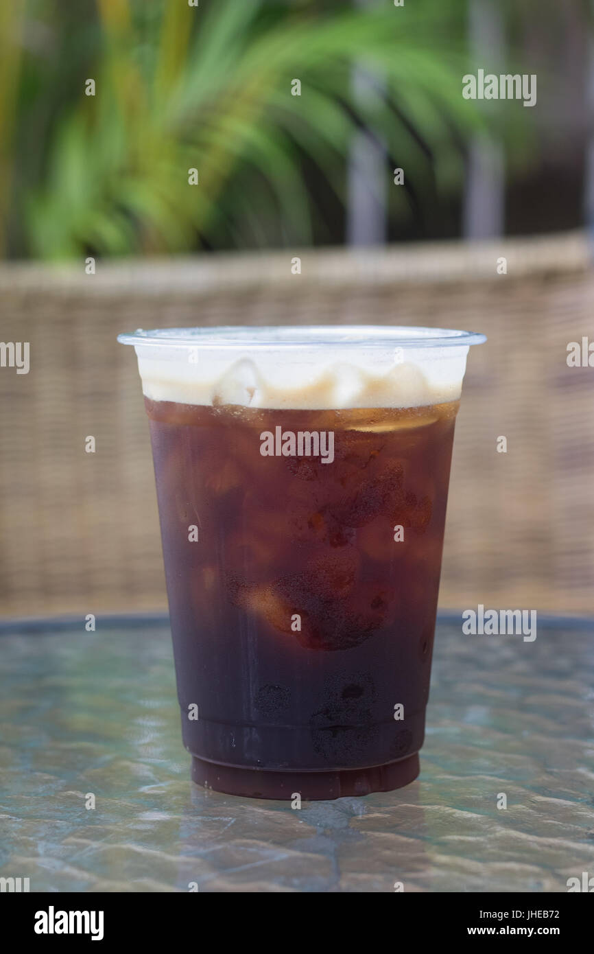 Vini spumanti Nitro freddo preparare il caffè pronto da bere in take away cup. Foto Stock Vini spumanti Nitro freddo preparare il caffè pronto da bere in take away cup. Foto Stock