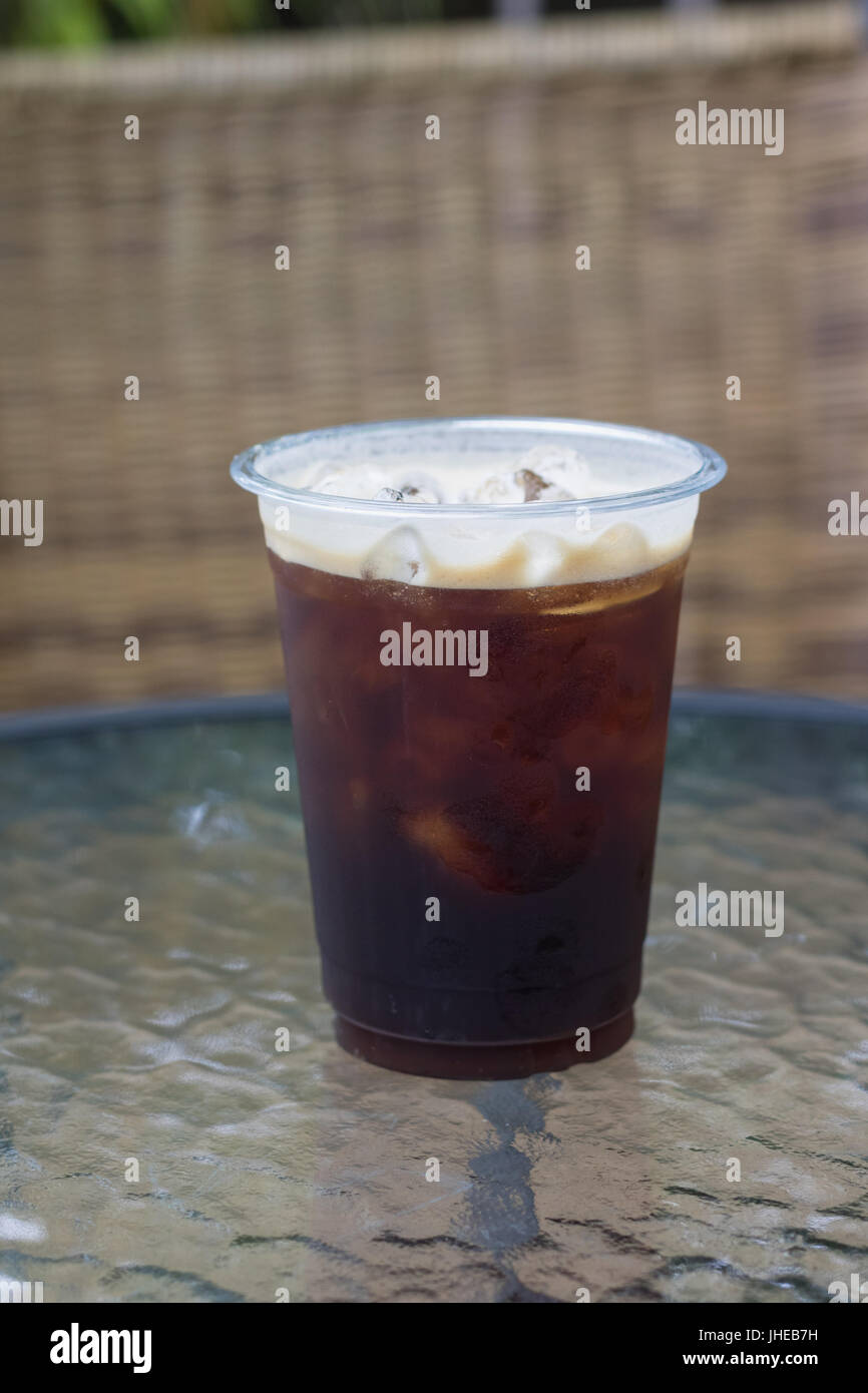Vini spumanti Nitro freddo preparare il caffè pronto da bere in take away cup. Foto Stock Vini spumanti Nitro freddo preparare il caffè pronto da bere in take away cup. Foto Stock