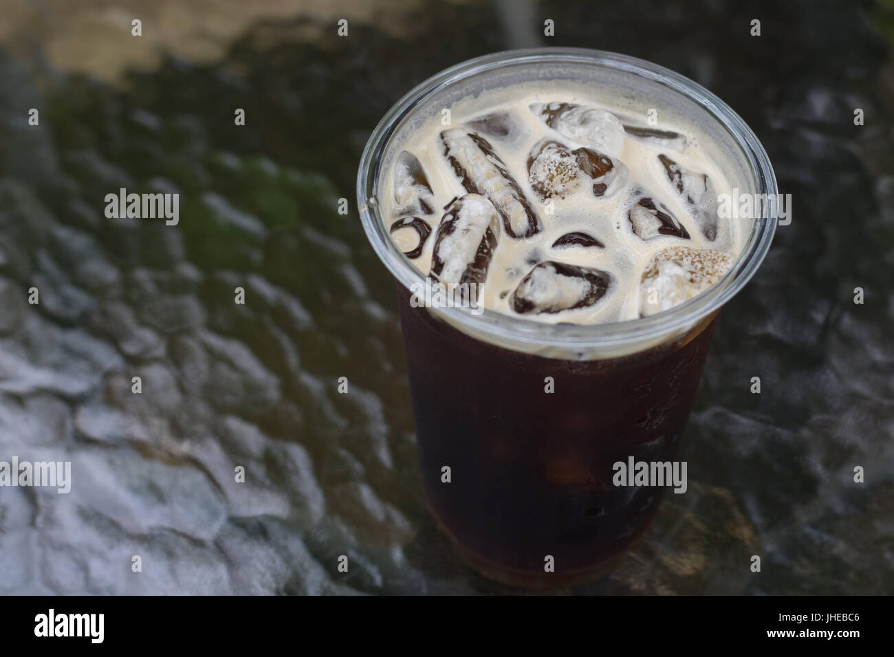 Vini spumanti Nitro freddo preparare il caffè pronto da bere in take away cup. Foto Stock Vini spumanti Nitro freddo preparare il caffè pronto da bere in take away cup. Foto Stock