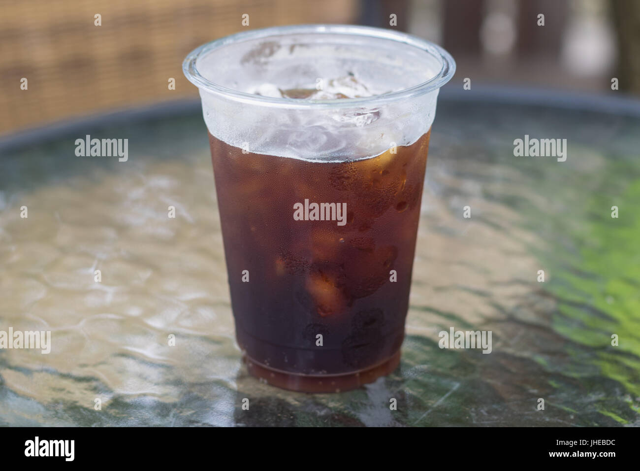 Vini spumanti Nitro freddo preparare il caffè pronto da bere in take away cup. Foto Stock Vini spumanti Nitro freddo preparare il caffè pronto da bere in take away cup. Foto Stock