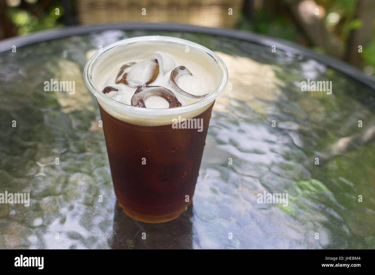 Vini spumanti Nitro freddo preparare il caffè pronto da bere in take away cup. Foto Stock Vini spumanti Nitro freddo preparare il caffè pronto da bere in take away cup. Foto Stock