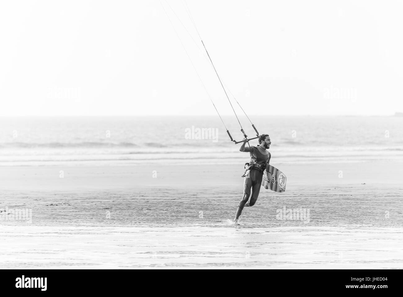 Essaouira, Marocco - Circa nel settembre 2015 - kite surf in spiaggia Foto Stock