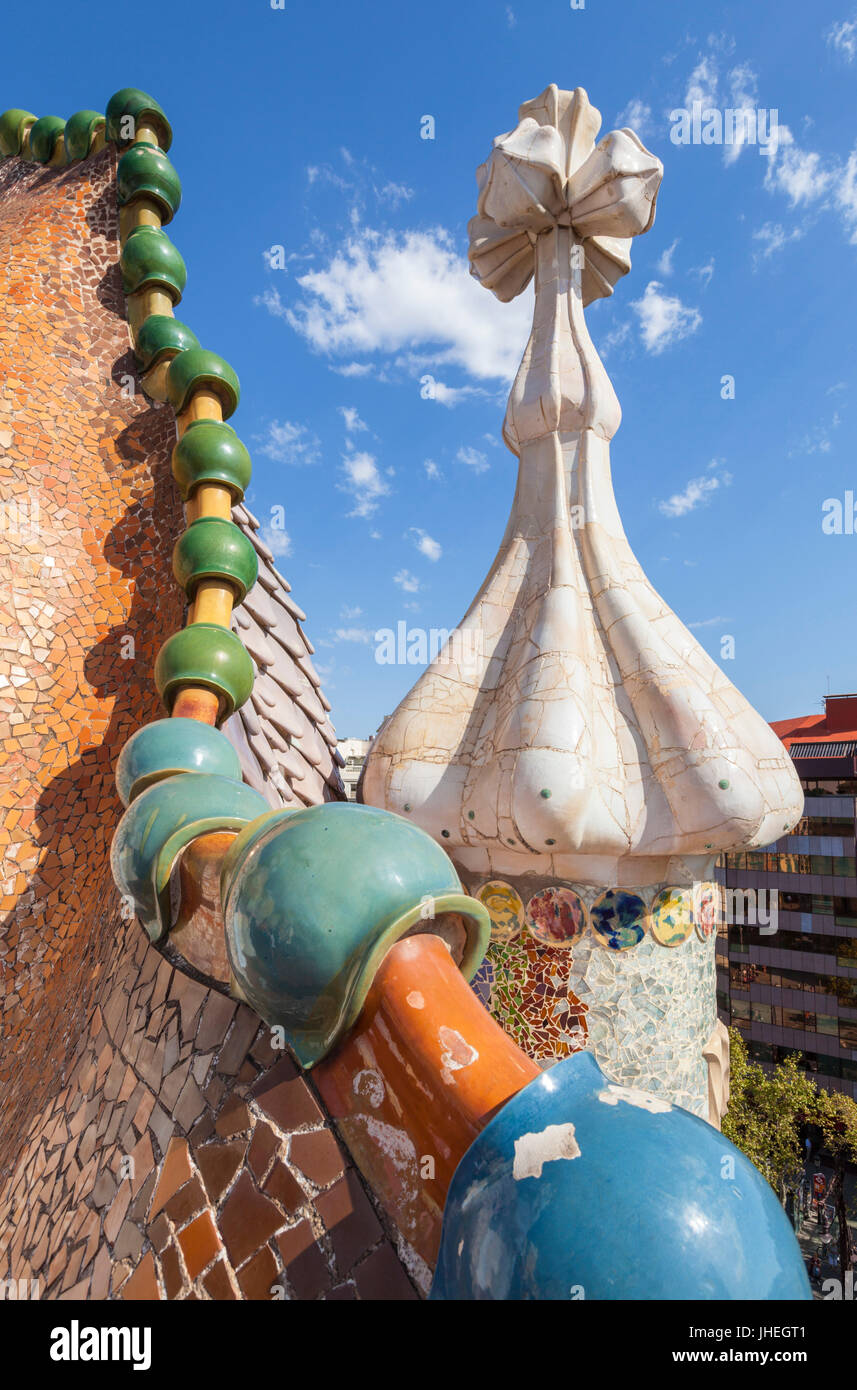 Barcellona Catalunya Casa Batllo Barcellona Casa Batllo Spagna Barcellona Barcellona sul tetto del padiglione del drago da architetto Antoni Gaudi UE Europa Catalogna Foto Stock