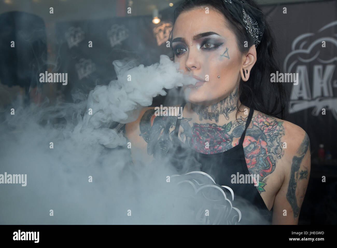 Una donna che fuma le sigarette elettroniche al 'Vape Show' exhibitionin a Mosca, Russia Foto Stock