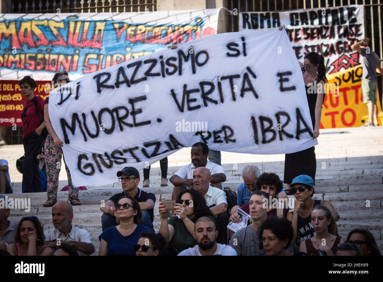 Roma, Italia. 13 Luglio, 2017. Nessuno è illegale, dimostrazione in Campidoglio contro il sindaco di Roma Virginia Raggi politiche per dire che i problemi di Roma non sono migranti. Credito: Andrea Ronchini/Pacific Press/Alamy Live News Foto Stock