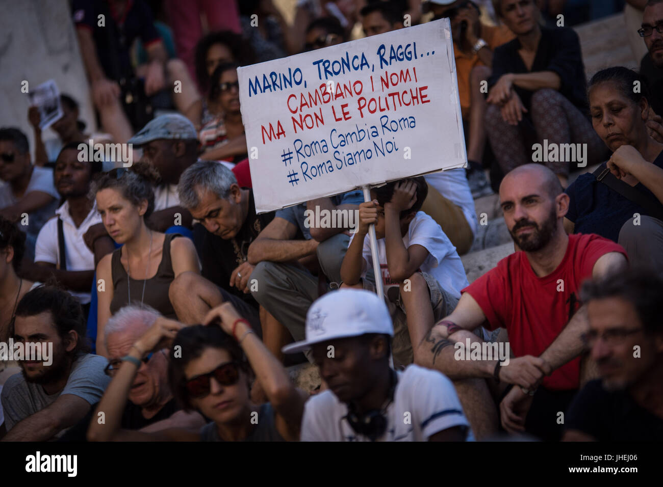 Roma, Italia. 13 Luglio, 2017. Nessuno è illegale, dimostrazione in Campidoglio contro il sindaco di Roma Virginia Raggi politiche per dire che i problemi di Roma non sono migranti. Credito: Andrea Ronchini/Pacific Press/Alamy Live News Foto Stock