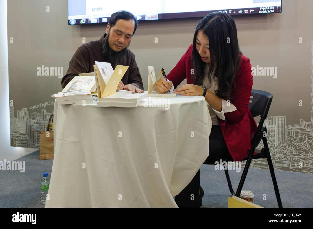 2015 giorno TIBE6 Hall1 Chang Chu e Chang Si Tzu firma libri per gli appassionati 20150216 Foto Stock