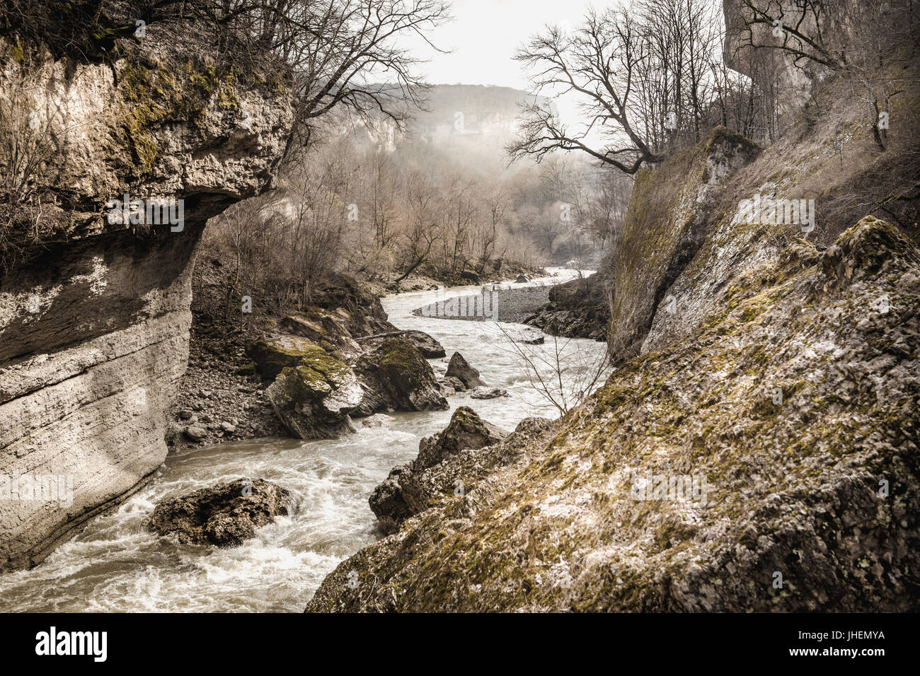 Il fiume di montagna scorre tra le rocce. Adygeya paesaggio. Concetto di viaggio. Foto Stock