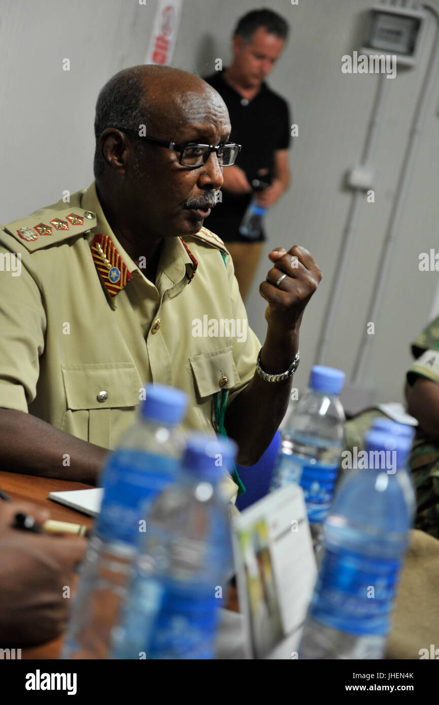 2015 03 24 AMISOM SNA funzionari incontrare Team AU-6 (16729114488) Foto Stock