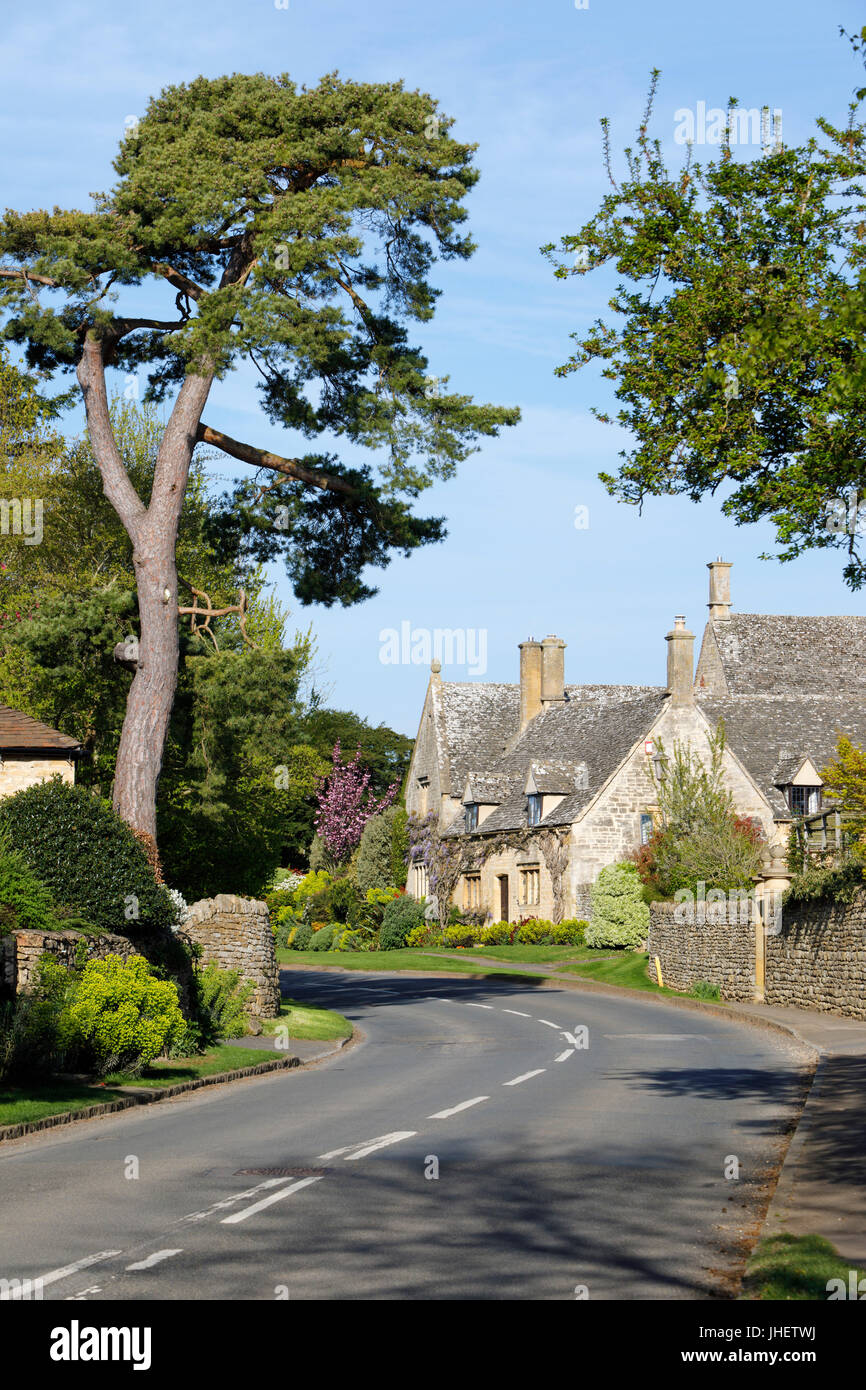 Cotswold cottage in pietra lungo Westington, Chipping Campden, Cotswolds, Gloucestershire, England, Regno Unito, Europa Foto Stock