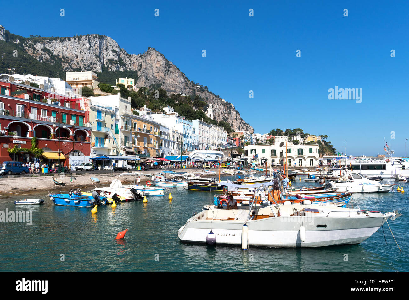 Barche ormeggiate a marina grande sull'isola di capri nel golfo di Napoli, Italia. Foto Stock