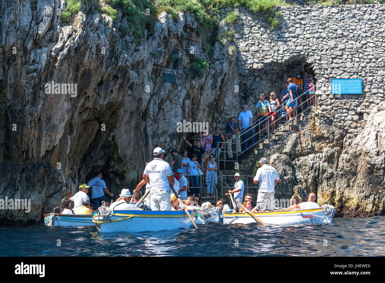 Tourist in attesa di accedere alla grotta azzurra un attrazione turistica dell'isola di capri nel golfo di Napoli, Italia. Foto Stock