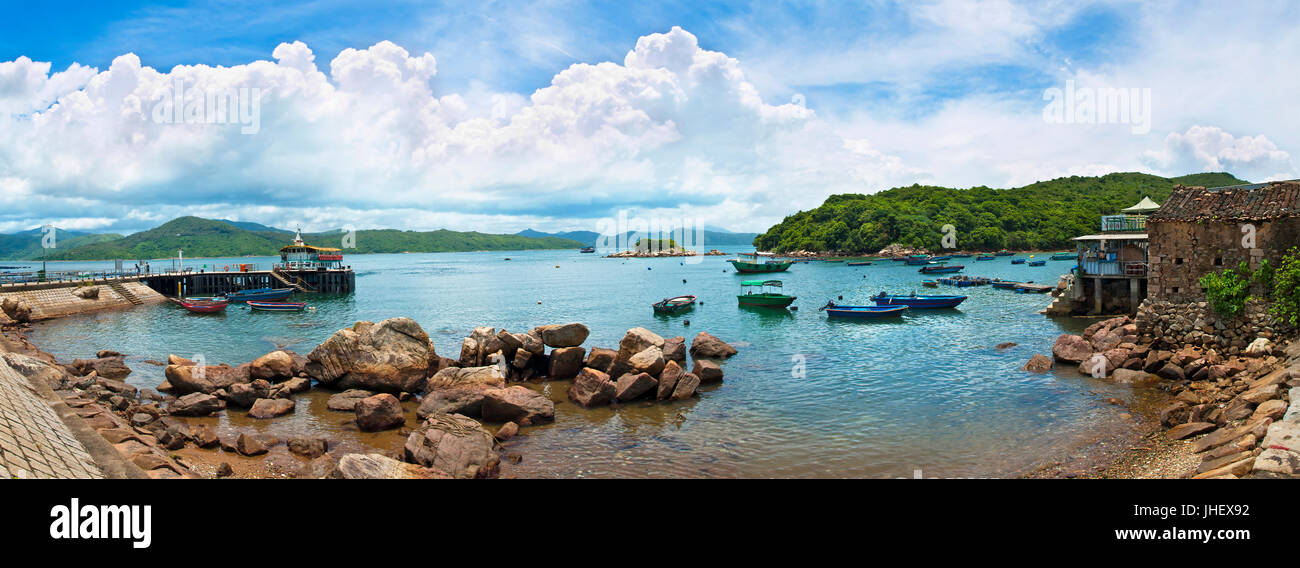 Vista panoramica del piccolo villaggio di pescatori che si trova vicino a Hong Kong il giorno di sole Foto Stock