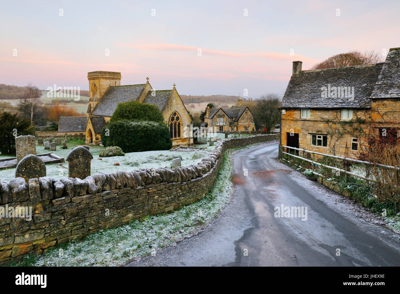 San Barnaba chiesa e Cotswold cottage in pietra nel gelo invernale, Snowshill, Cotswolds, Gloucestershire, England, Regno Unito, Europa Foto Stock