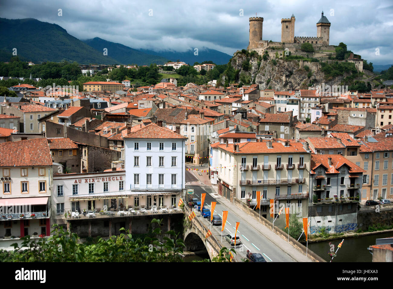 Vista di Foix, Midi-Pirenei, Pirenei, dipartimento di Ariège, in Francia, in Europa. Case con tetti in tegole rosse. Foto Stock