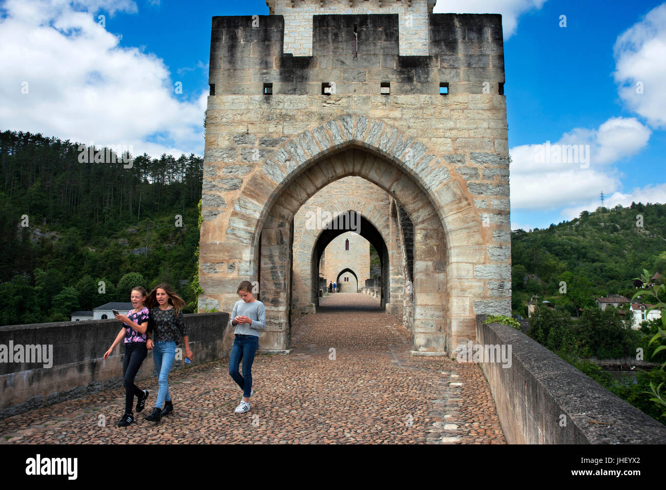 Oltre la medievale Porto Valentre oltre il fiume Lot, Cahors, Lotto, Francia Foto Stock