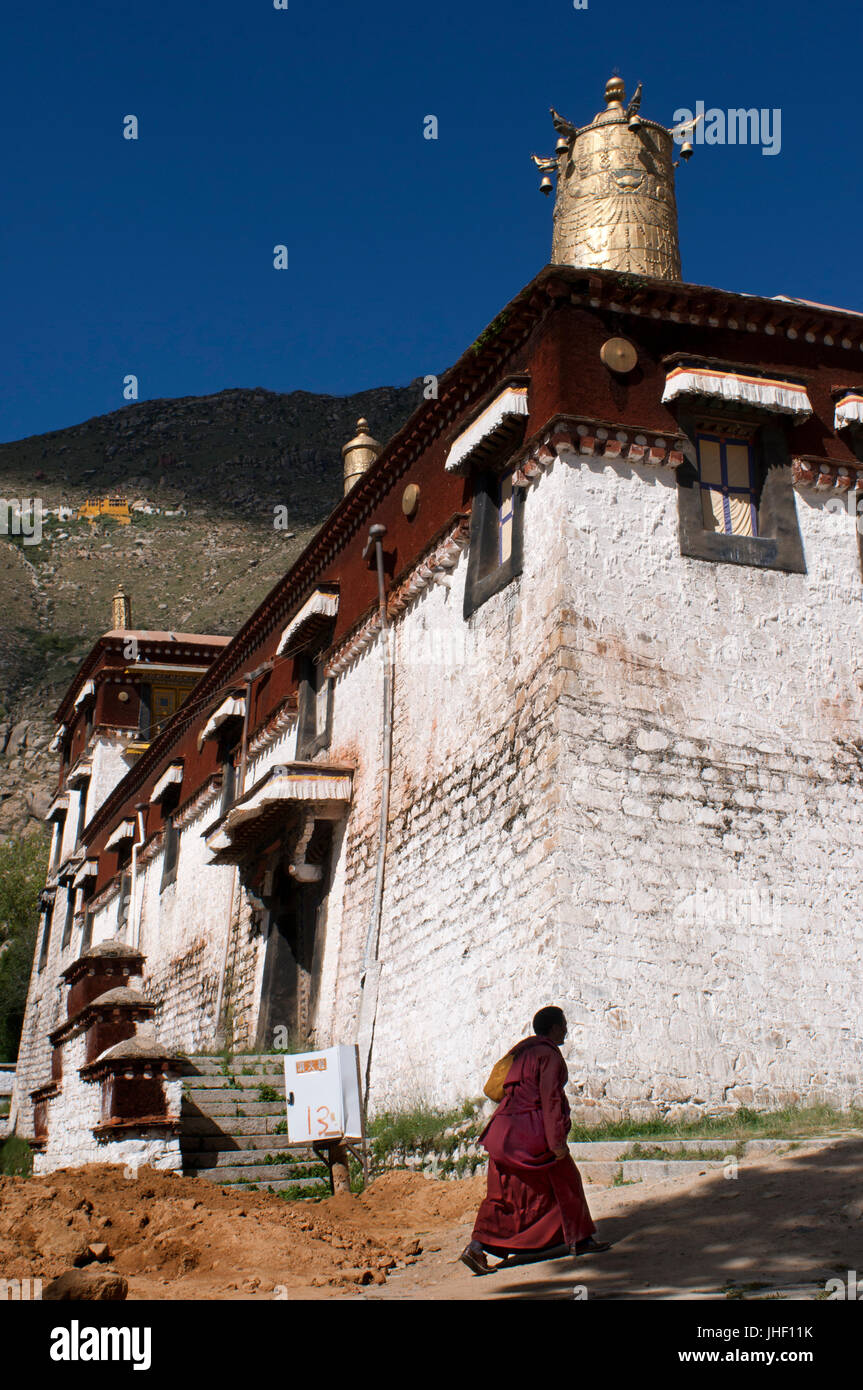 Monaco al di fuori del Monastero di Sera tempio, Lhasa, in Tibet. Il monastero di Sera, a Lhasa, è noto per le discussioni tra i monaci Foto Stock