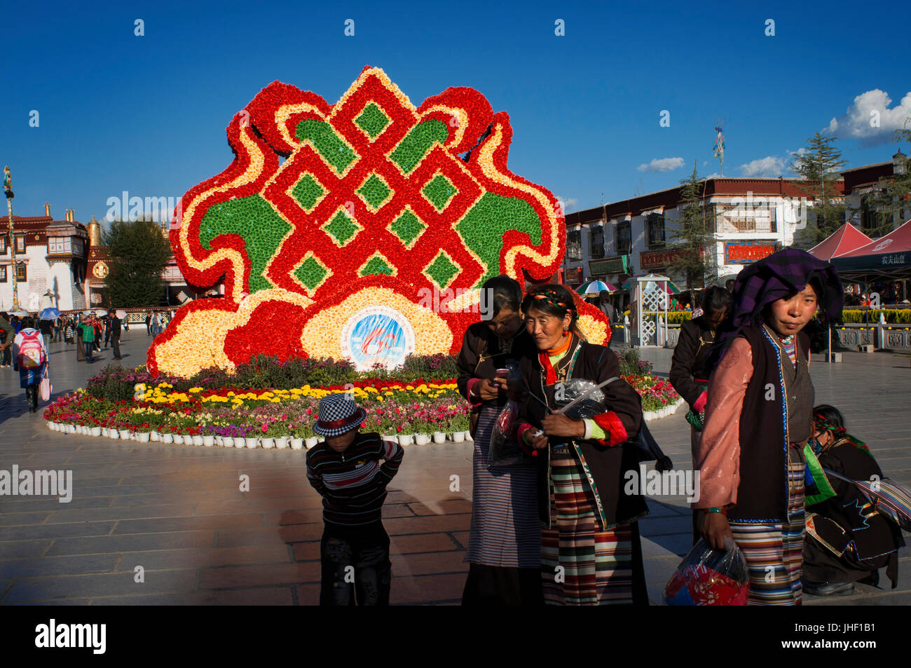 Buddista Tibetana devoti intorno Bakhor area quadrata, Lhasa il Tibet. Foto Stock