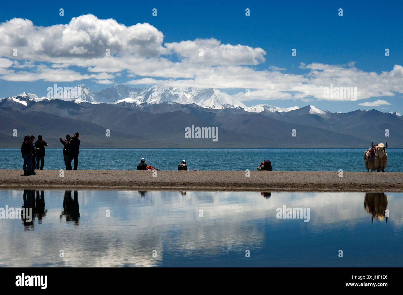 Turisti e yak in Nam Tso Lago Nam (Co) in Nyainqentanglha montagne, il Tibet. Foto Stock