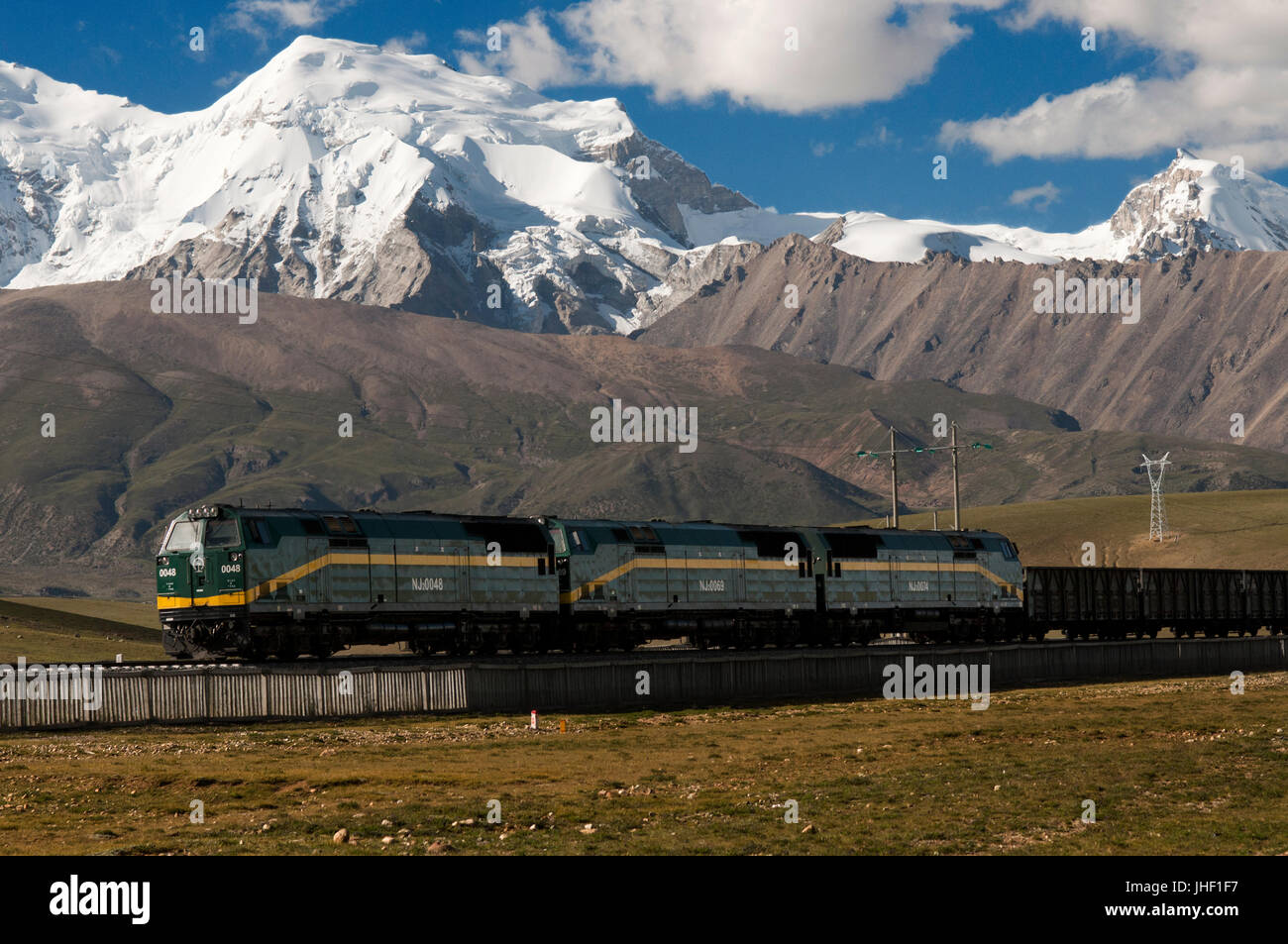 Il Lhasa in treno e il Nyenchen Tanglha montagna, vicino a Lhasa, in Tibet, in Cina. Foto Stock