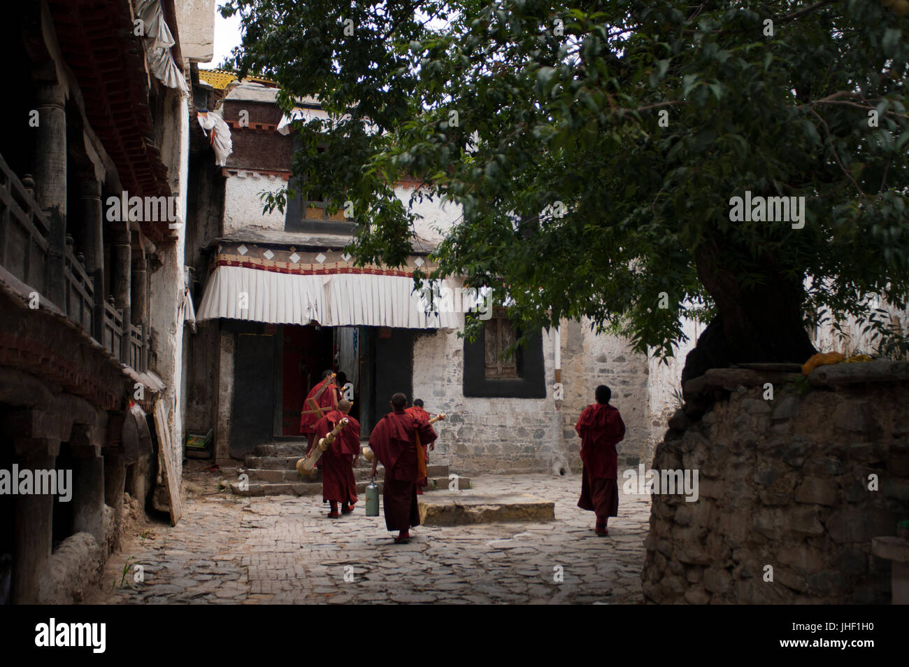 I monaci con strumenti musicali all'interno del Monastero di Tashilumpo a Shigatse, nel Tibet, Cina. Foto Stock