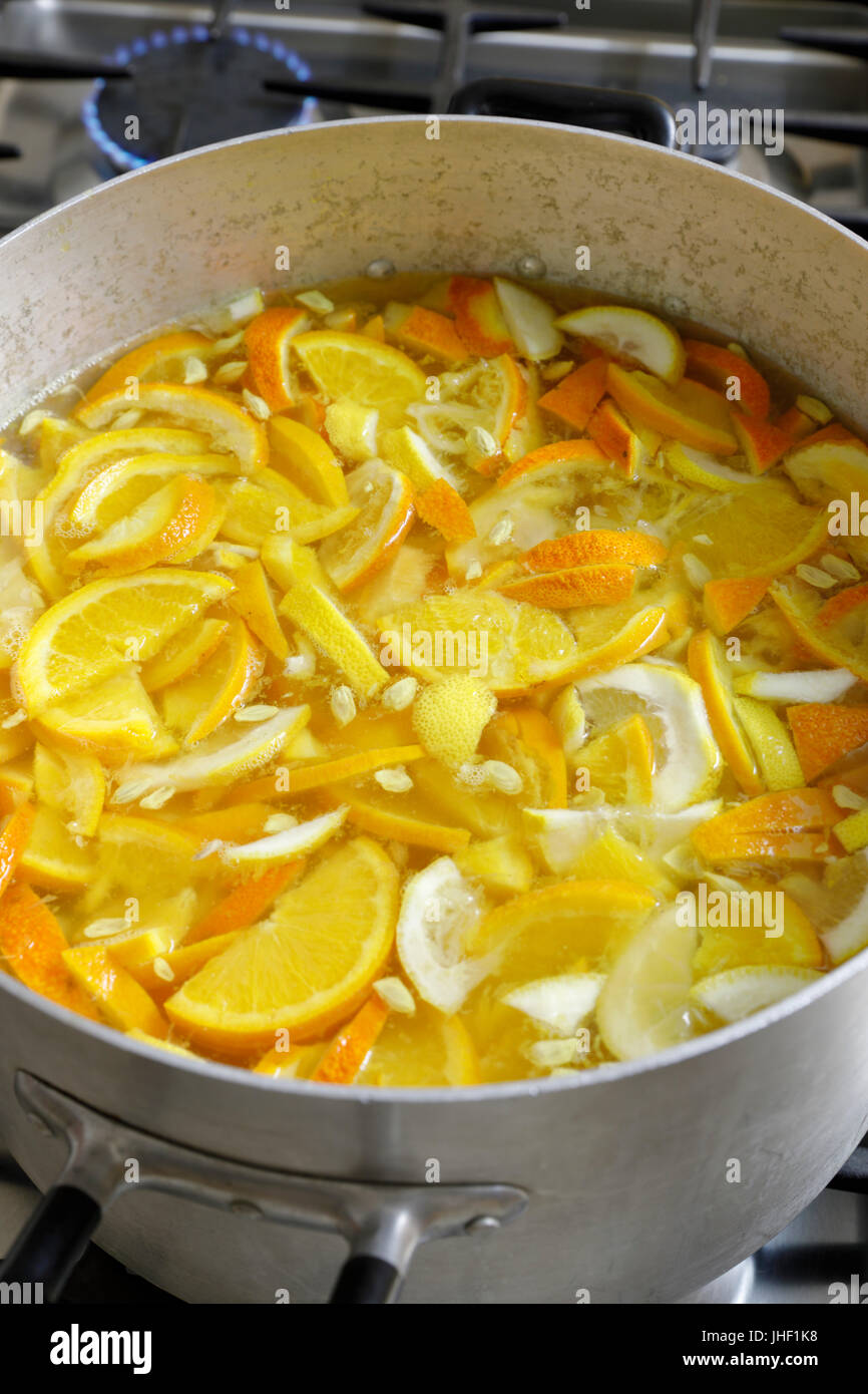 Fette di arance e di limoni in pentola per la produzione di marmellate fatte in casa Foto Stock
