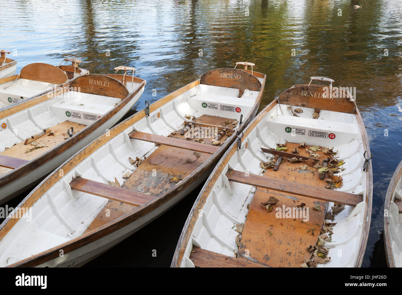 Barche a remi sul fiume Avon con nomi da Shakespeare, caratteri di Stratford-upon-Avon, Warwickshire, Inghilterra, Regno Unito, Europa Foto Stock
