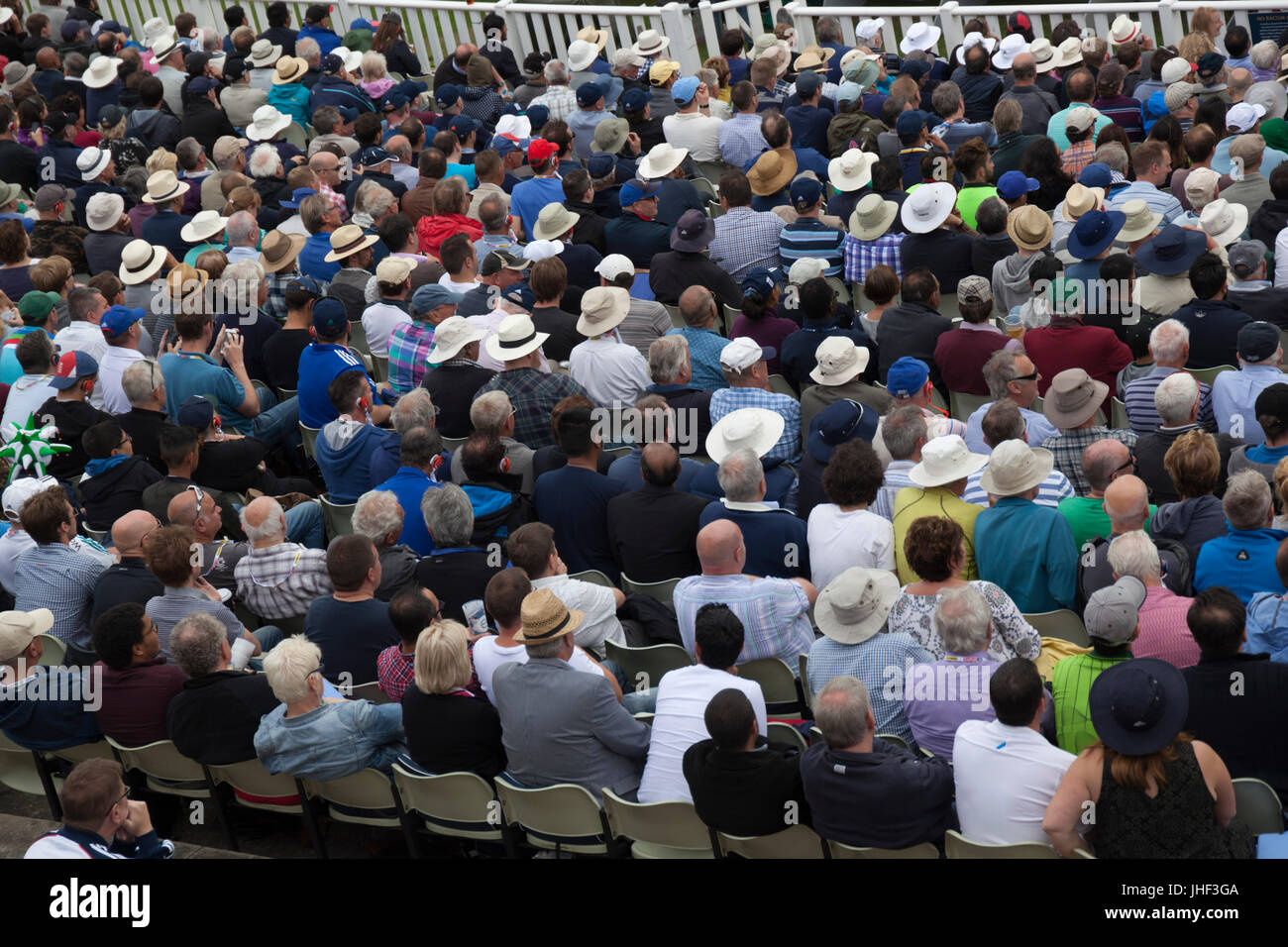 La folla di persone che guardano la partita di cricket, Birmingham, West Midlands, England, Regno Unito, Europa Foto Stock