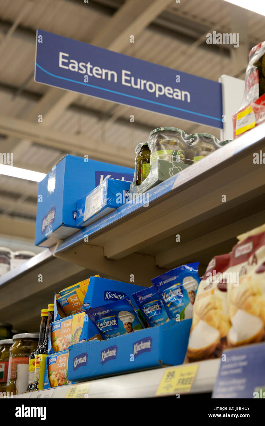 Europa orientale sul cibo inglese scaffali del supermercato Foto Stock
