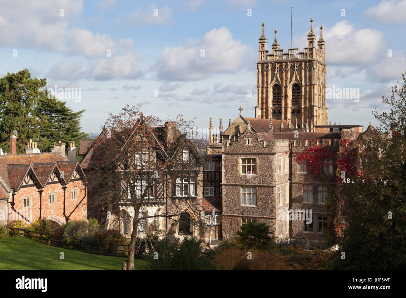 Great Malvern Priory e il Abbey Hotel, Great Malvern, Worcestershire, England, Regno Unito, Europa Foto Stock