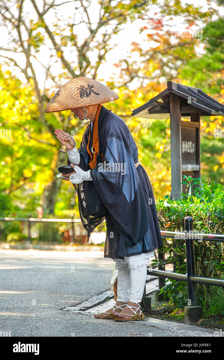 Kiyomizu Dera tempio, Kyoto, Giappone - 18 Ottobre 2016: elemosina rituale. Un giapponese buddisti Zen cantando come parte di elemosina rituale davanti al tempio. Foto Stock