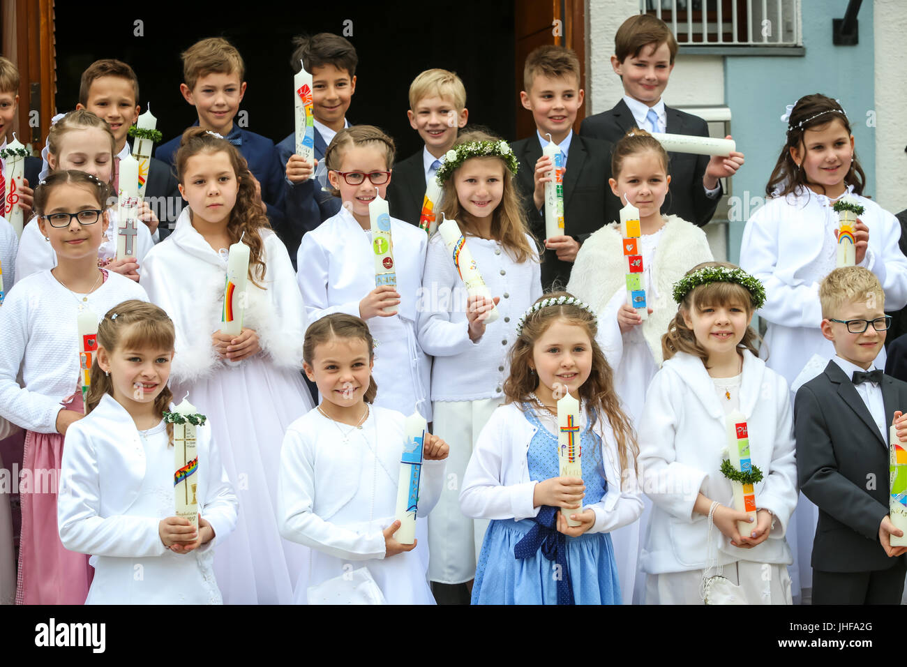 NANDLSTADT, Germania - 7 Maggio 2017 : i giovani ragazze e ragazzi portando  candele accese e la voce per la Chiesa durante la loro prima Comunione in  Nandlstadt, Germania Foto stock - Alamy