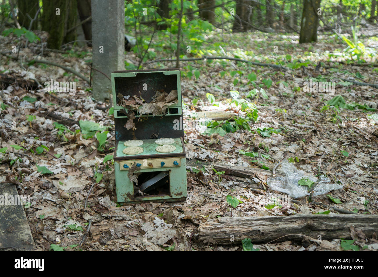 Un giocattolo rotto è situata nella parte anteriore di un asilo nido abbandonati di Chernobyl Foto Stock