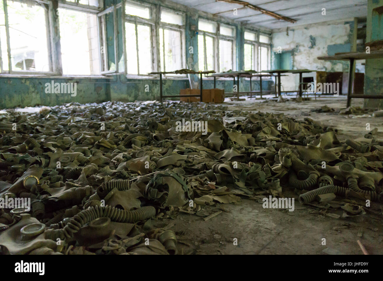 Le maschere antigas coprire il piano di un edificio abbandonato di Chernobyl dopo la catastrofe nucleare Foto Stock