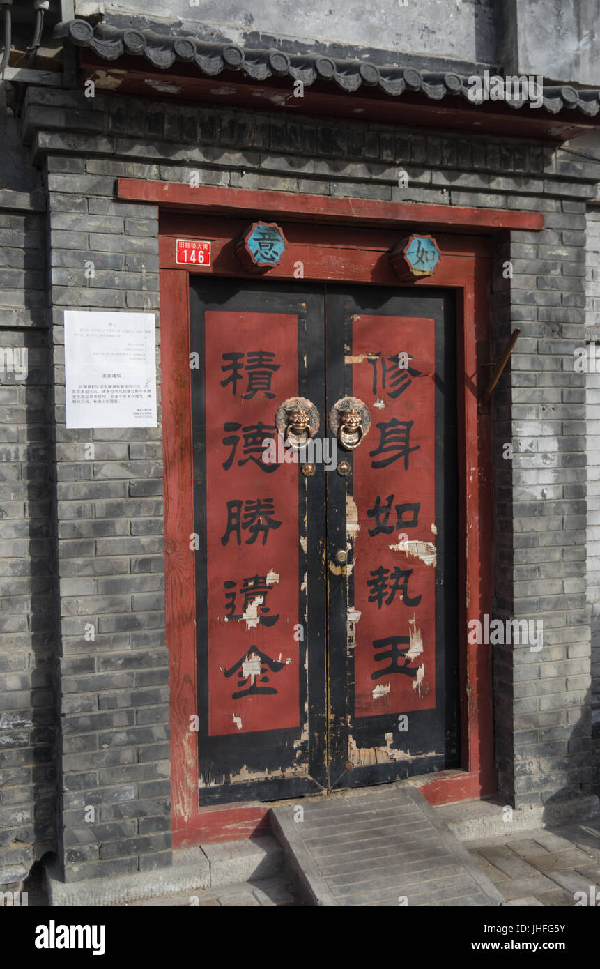Scrittura cinese sul portale in un hutong di Pechino, Cina Foto Stock