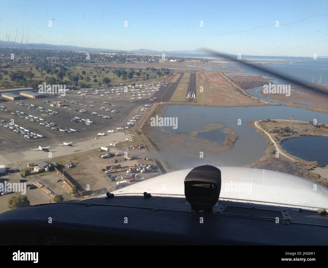 Volare da Palo Alto di Half Moon Bay, California in un piccolo aereo privato. Foto Stock