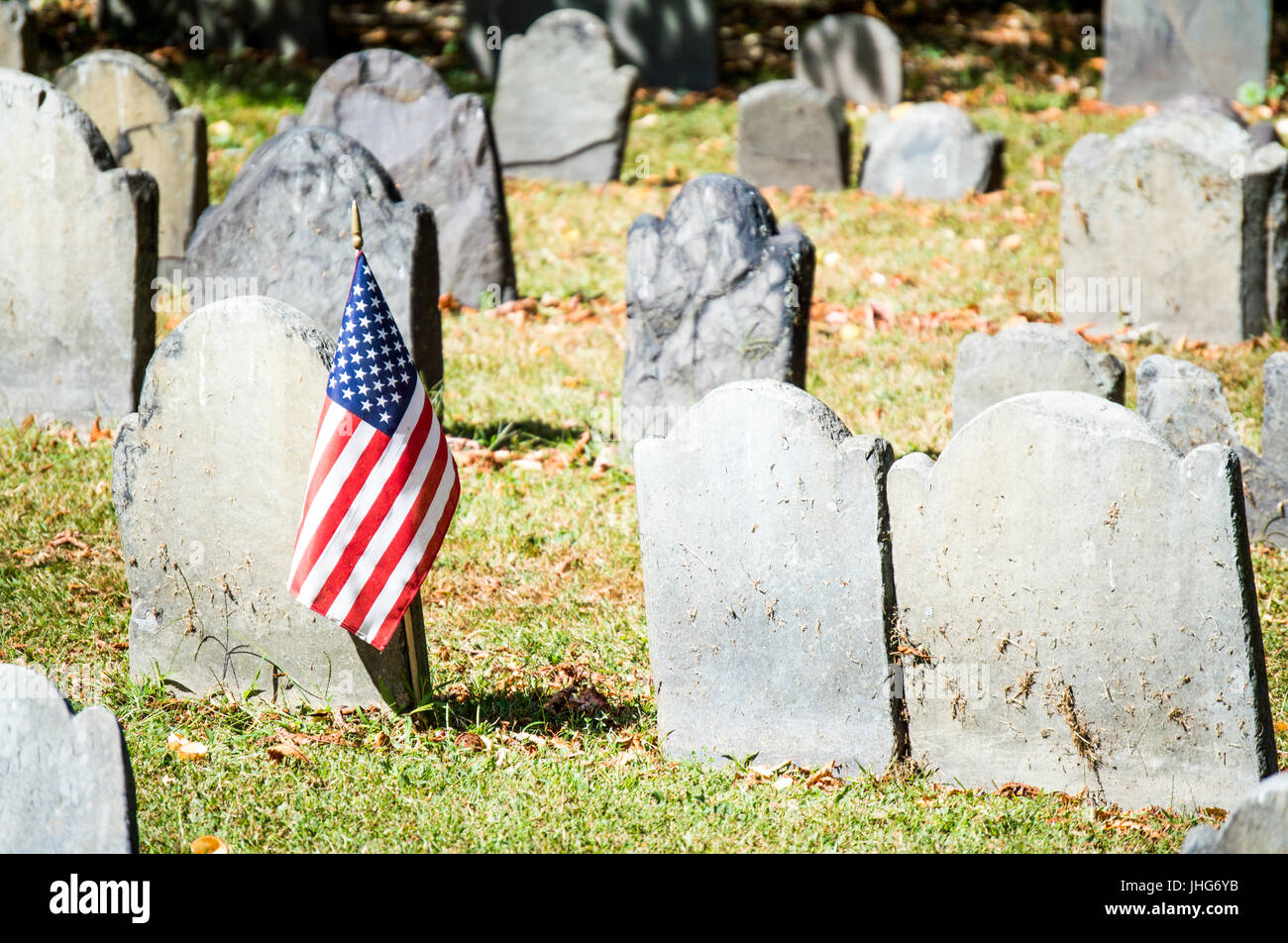 Bandiera americana presso il granaio di terra di seppellimento di Boston Foto Stock
