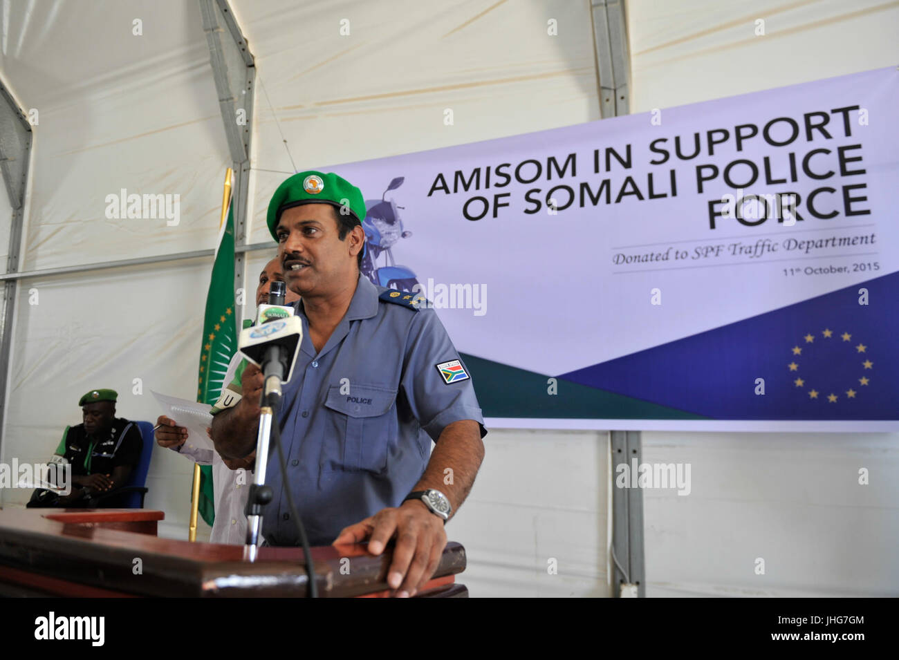 2015 11 AMISOM con le mani su una moto a SPF-7 (22062817796) Foto Stock