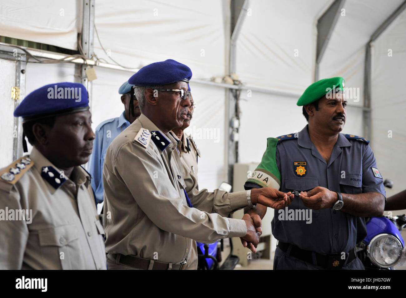 2015 11 AMISOM con le mani su una moto a SPF-10 (21466141704) Foto Stock