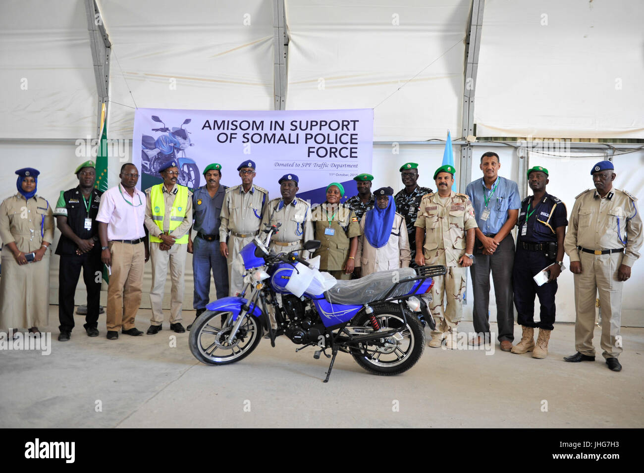 2015 11 AMISOM con le mani su una moto a SPF-11 (22088997655) Foto Stock
