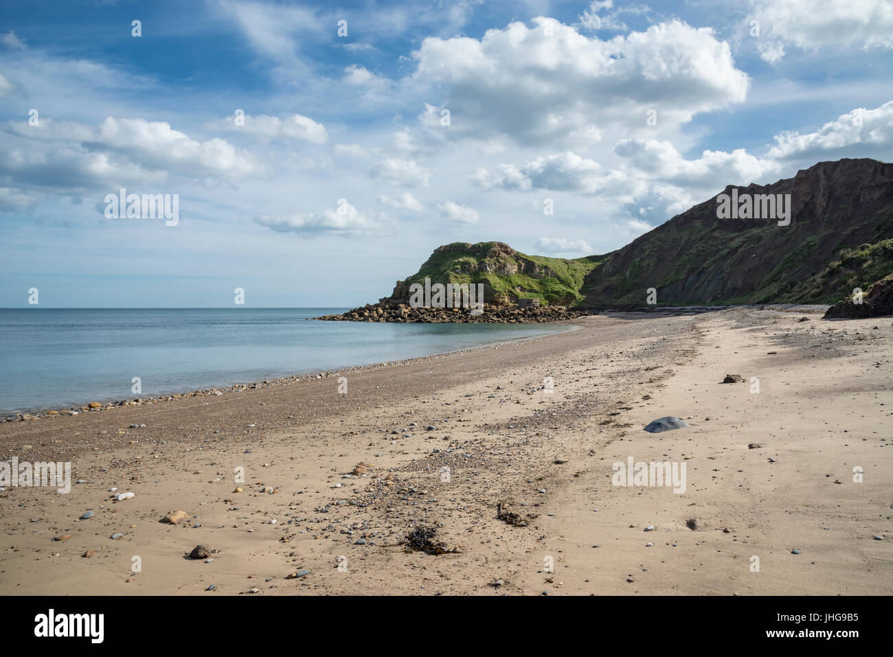 Spiaggia tranquilla in corniola baia vicino a Scarborough, North Yorkshire, Inghilterra. Foto Stock