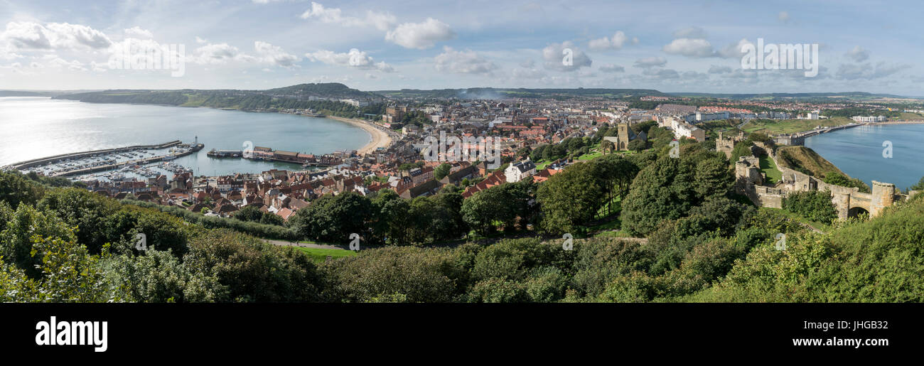 Vista panoramica della città balneare di Scarborough, North Yorkshire, Inghilterra. Vista dal castello in alto sopra la città. Foto Stock