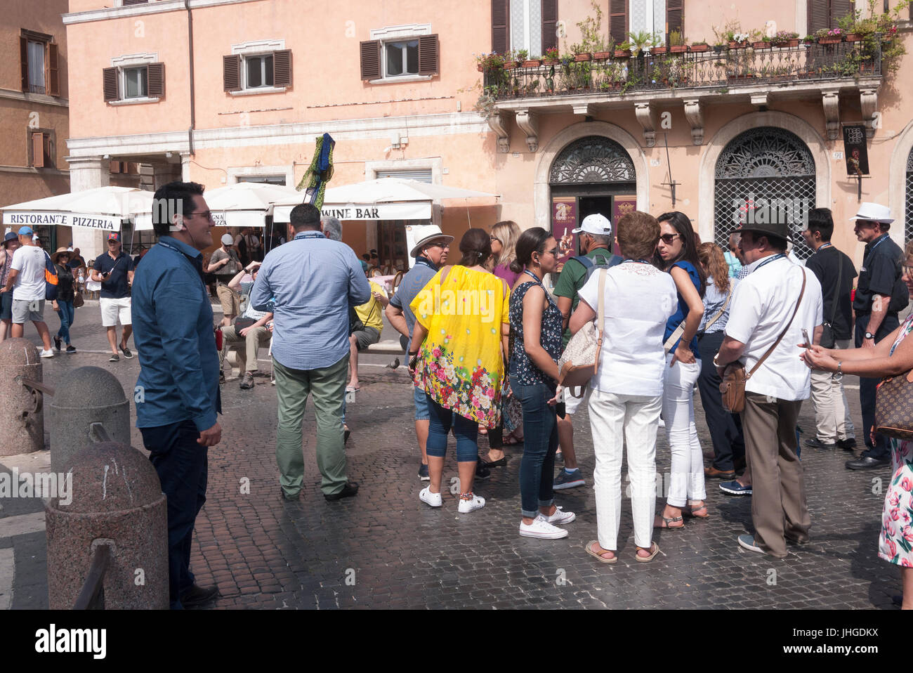 Roma, Italia, 2017 - i turisti in una giornata di sole accanto alla fontana di Piazza Navona Foto Stock