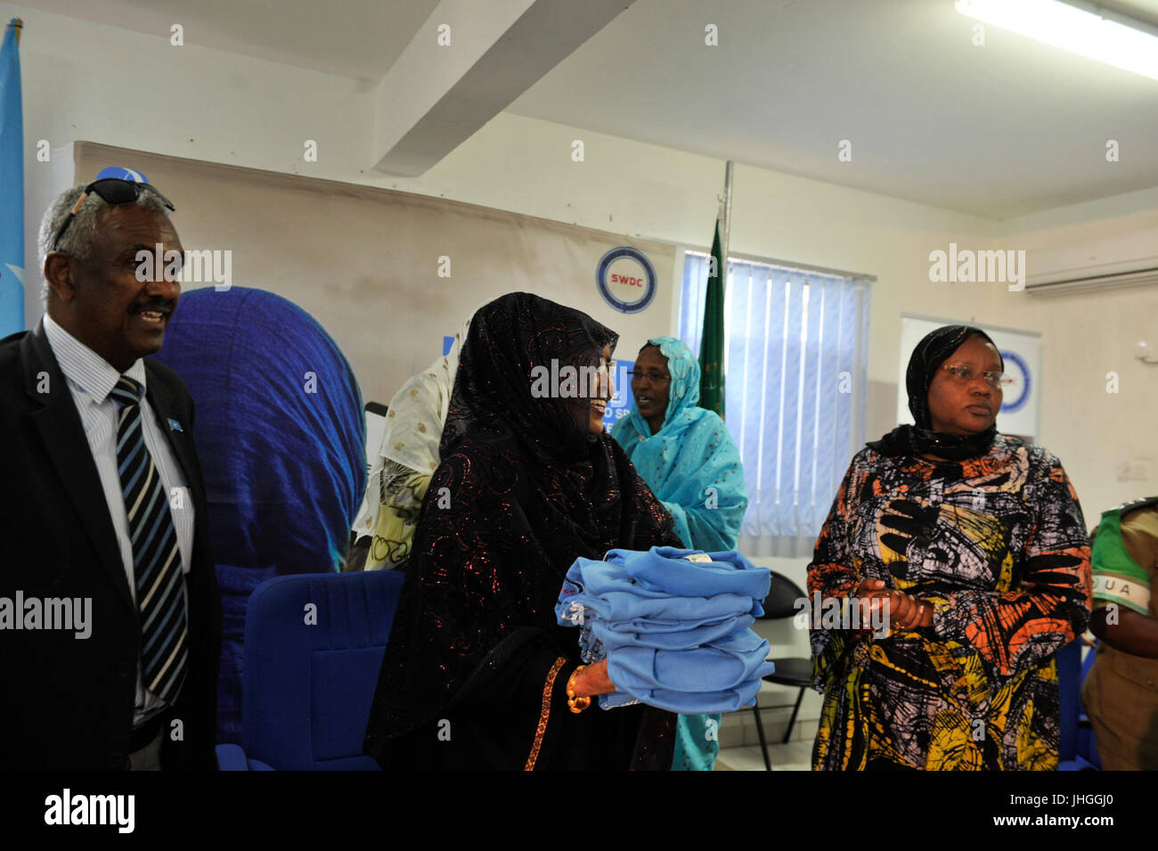 Questa immagine mostra il servizio Ceebla Crisis Line, istituito per supportare le persone in situazioni di crisi. La linea si concentra sulla fornitura di assistenza immediata, consulenza e supporto a coloro che ne hanno bisogno, in particolare in situazioni di emergenza. Foto Stock