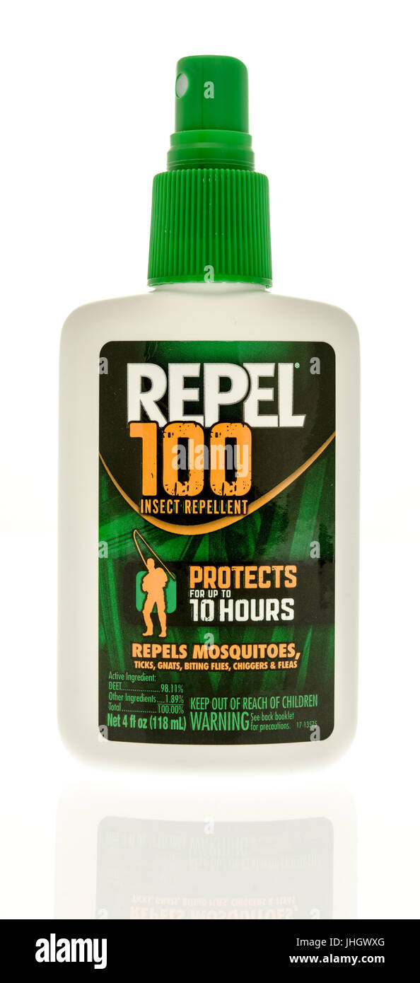 Winneconne, WI - 12 Luglio 2017: una bottiglia di respingere 100 repellente per insetti isolato su un background. Foto Stock